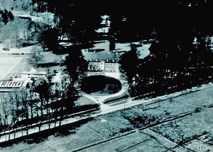 Borstel manor house with courtyard and park in the 1930s